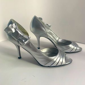 Steve Madden Silver Metallic Heels MOTB Prom Occasion Shoes Women’s size 8